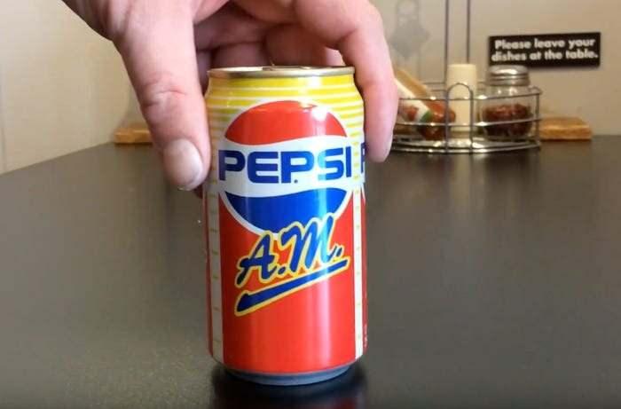 <p><strong>4) 1989, 1992 — Pepsi A.M. and Crystal Pepsi</strong></p>

<p> </p>

<p>1989 yılında Pepsi, Pepsi A.M. ile "kahvaltı kolası içenleri" hedeflemeyi denedi ve sadece bir yıl sürdü.</p>

<p> </p>
