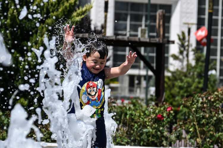 <p>İç Anadolu ve Güneydoğu Anadolu Bölgesi'nde ekstrem sıcaklıkların olabileceğine dikkati çeken Çelik, Ankara'da ilçelere göre değişen sıcaklıkların yarın 40 derecenin üzerine çıkacağını söyledi.</p>

<p> </p>
