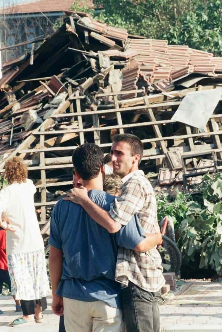<p>Depremde 17 bin 480 kişi hayatını kaybetti, 43 bin 953 kişi yaralandı.</p>