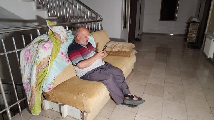<p>Çektiği ihtara rağmen kiracısını evinden çıkaramayan Kanca, önce kendine ait araçta ardından ise kiracının kapısının önüne koyduğu koltukta yaşamaya başladı.</p>

