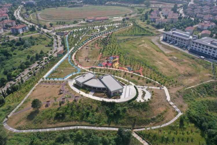 <p>Bakanlıklar ile TOKİ ve diğer kurumların işbirliğinde yapılan kentsel dönüşüm çalışmalarıyla depremin yaraları büyük oranda sarıldı.</p>
<p>TOKİ, belediye ve özel sektör tarafından yıkımın yaşandığı kentlerde, deprem yönetmeliğine uygun binlerce yeni konut inşa edildi.</p>
<p>Başta okullar ve hastaneler gibi kamu binaları olmak üzere hafif hasarlı binalar depreme karşı güçlendirildi.</p>
