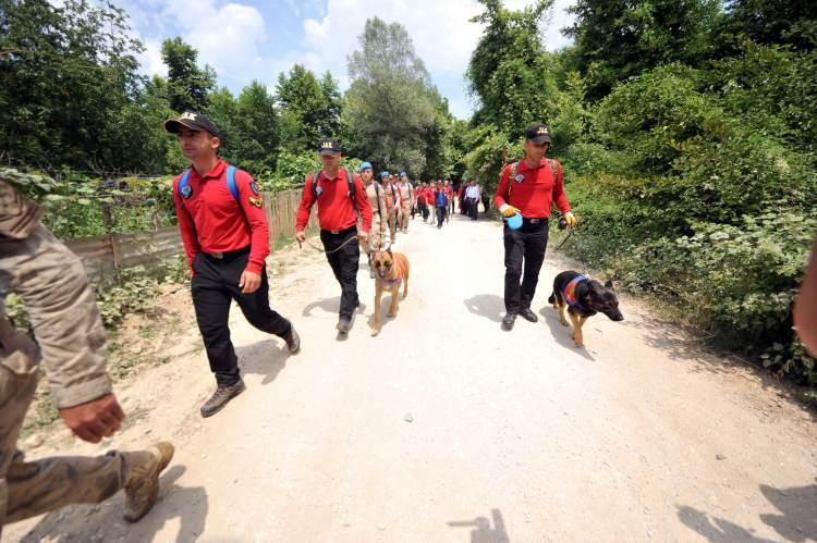<p>Kayıp ihbarı sonrası bölgede, Bursa Jandarma Arama-Kurtarma (JAK), Ankara Jandarma Özel Asayiş Komutanlığı (JÖAK), Balıkesir Jandarma Komando, Jandarma Asayiş, Jandarma Olay Yeri İnceleme (OYİ), Jandarma Suç Araştırma Timleri (JASAT) ile Balıkesir Emniyet Müdürlüğü'ne bağlı Özel Harekat ve Çevik Kuvvet ekipleri, AFAD, UMKE, AKUT, GÖNDAK ve SAR ekipleri ile iz takip ve kadavra köpekleriyle arama başlatıldı.</p>