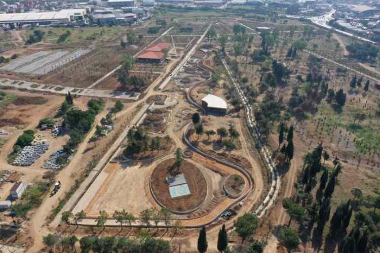 <p>Kentte ayrıca 3 bin 171 okuldan 820'si hasar gördü. Bunların 118'i orta, 13'ü ağır hasarlı olarak belirlendi. İstanbul'daki 10 bine yakın kamu binasının 1137'sinde az, 387'sinde orta, 37'sinde ise ağır hasar oluştu.</p>
<p>İstanbul'da depremden en çok zarar gören yer Avcılar oldu. İlçede 270 kişi hayatını kaybederken yüzlerce kişi de yaralandı. 1823 konut ve 326 iş yerinin yıkıldığı ya da ağır hasar gördüğü ilçede, 5 bin 106 konut ve 872 iş yerinde orta hasar, 3 bin 685 konut ve 461 iş yerinde hafif hasar meydana geldi.</p>