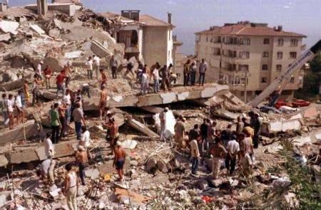 <div>KOCAELİ'DE DEPREMIN İZLERİ SİLİNDİ</div>
<div>Binlerce insanın yaşamını yitirdiği, ev ve iş yerinin yıkıldığı Kocaeli, 24 yılın ardından facianın acı izlerinden uzak bir görüntü ortaya koyuyor.</div>
<div> </div>
<div>Depremde en ağır yıkımın yaşandığı kent olan Kocaeli'de deprem yönetmeliğine uygun binlerce yeni konut yapıldı.</div>