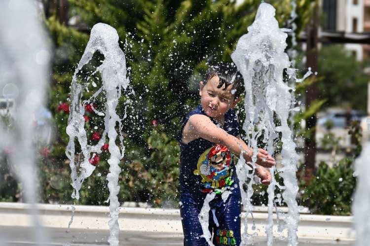 <p><strong>BAŞKENTTE 39 DERECEYİ AŞAN SICAKLIKLAR BUNALTIYOR</strong></p>

<p>Hava sıcaklığının 39 dereceye ulaştığı Ankara'da, kent sakinleri gölgelik alanları tercih etti. Şehir merkezindeki parklarda dinlenenler, buralardaki çeşmelerden serinlemeye çalıştı.</p>

<p> </p>
