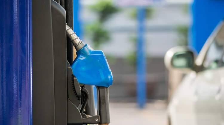 <p>Rafineri fiyatları, en yakın erişilebilir serbest dünya piyasası Akdeniz havzasında oluşan benzin ve motorin fiyatları emsal alınarak, rafineriler tarafından belli bir metodoloji çerçevesinde oluşturuluyor.</p>
