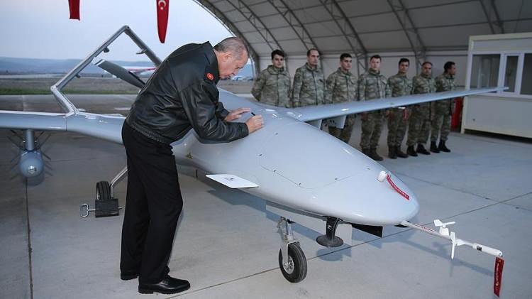 <p><strong>'TÜRK ÜRÜNLERİ KARADA, DENİZDE VE HAVADA'</strong><br />
 </p>

<p>'Her yıl temmuz ayının sonunda sektör, İstanbul'da düzenlenen IDEF silah fuarında neler yapabileceğini gösteriyor. Bu kez de: Karada, denizde ve havada kullanıma yönelik insanlı ve insansız silah sistemleri, simülatörler, radar ve sonar cihazları, füzeler, lojistik araçlar, ikmal teçhizatı ve güvenlik sistemleri, kısacası bir ordunun ihtiyacı olan her şey gözler önüne seriyor.'</p>
