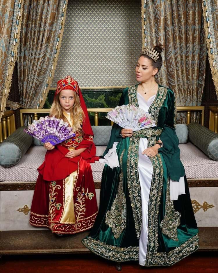 <p><span style="color:#B22222"><strong>HÜRREM SULTAN POZU!</strong></span></p>
<p>Nara, kızıyla birlikte Osmanlı dönemi kıyafetlerini de giyerek <span style="color:#B22222">"Hürrem Sultan ve kızı Mihrimah Sultan"</span> pozu verdi.</p>