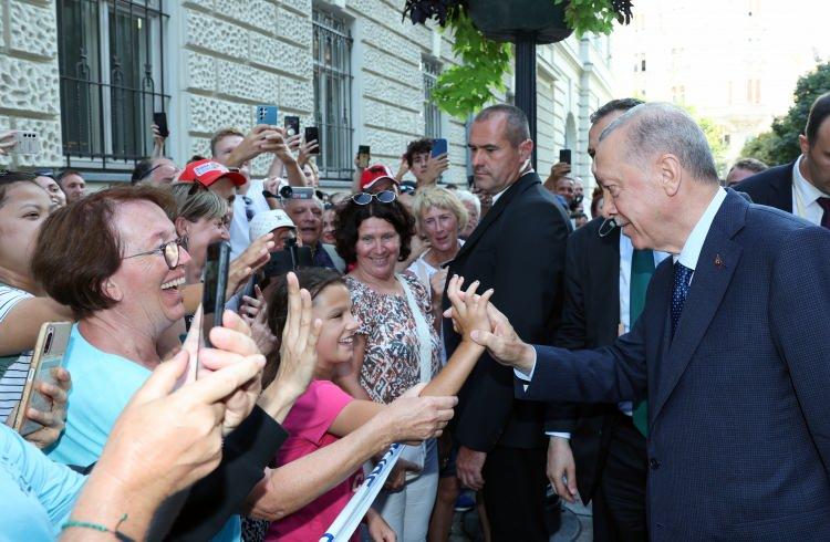 <p>Cumhurbaşkanı Recep Tayyip Erdoğan, Budapeşte'de kendisine sevgi gösterisinde bulunan Macar vatandaşları selamladı.</p>
