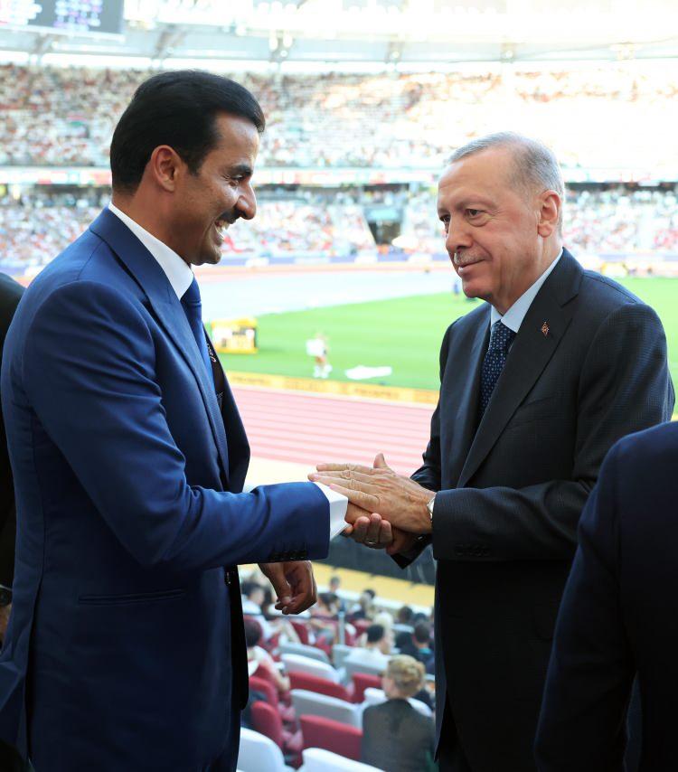 <p>Cumhurbaşkanı Erdoğan, burada Azerbaycan Cumhurbaşkanı İlham Aliyev ve Katar Emiri Şeyh Temim bin Hamed Al Sani ile sohbet etti.</p>
