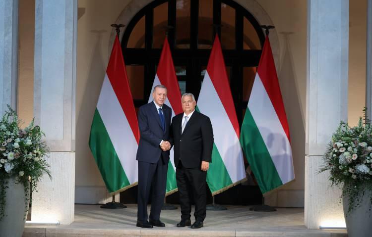 <p>Cumhurbaşkanı Recep Tayyip Erdoğan, Macaristan Devleti'nin Kuruluş G&uuml;n&uuml; kutlamaları dolayısıyla bulunduğu Budapeşte'de d&uuml;zenlenen resepsiyona katıldı.</p>
