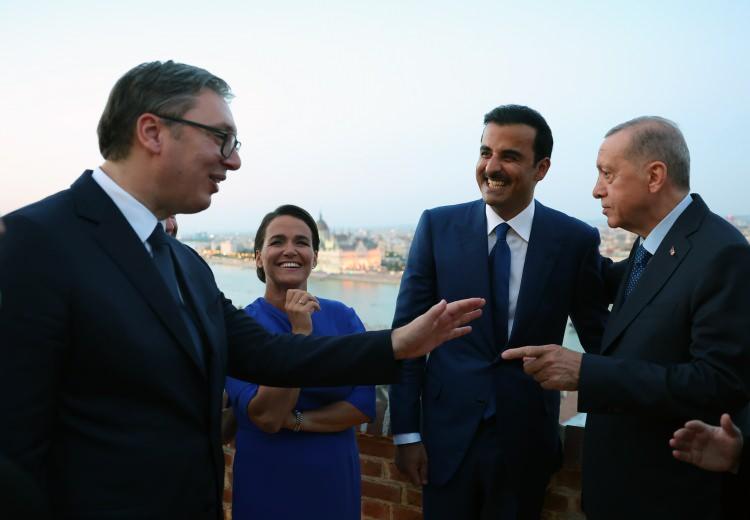 <p>Cumhurbaşkanı Erdoğan, Macaristan Cumhurbaşkanı Katalin Novak, Katar Emiri Şeyh Temim bin Hamed Al Sani, Sırbistan Cumhurbaşkanı Aleksandar Vucic, Azerbaycan Cumhurbaşkanı İlham Aliyev, &Ouml;zbekistan Cumhurbaşkanı Şevket Mirziyoyev ile fotoğraf &ccedil;ektirdi.</p>
