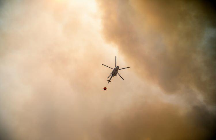 <p><strong>YANGIN BÜYÜME EĞİLİMİNDE</strong></p>

<p>6 helikopter, 5 uçak, 25 arazöz, 8 su tankeri, 8 ilk müdahale aracı ve çok sayıda yer ekibinin müdahale ettiği yangının, büyüme eğiliminde olduğu kaydedildi.</p>
