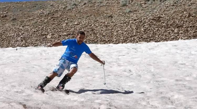 <p>Ergan Dağı Kayak Merkezi'ne giden Atila, kros motosikletiyle dağda kar bulunan alana çıktı. Atila, karların üzerinde kayak yaptı.</p>

