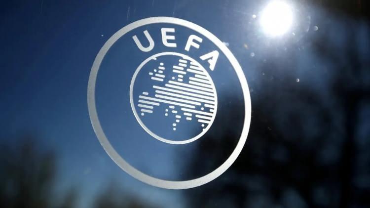 <p>UEFA'dan yapılan açıklamaya göre geçen sezon Şampiyonlar Ligi, Avrupa Ligi ve Avrupa Konferans Ligi gruplarında mücadele eden takımları çalıştıran teknik direktörler ve farklı ülkelerden gazetecilerin yaptığı oylamanın ardından 3 kişilik aday listeleri belli oldu.</p>
