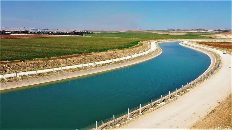 <p>Türkiye'nin en önemli projelerinden biri olan ve yaklaşık 2 milyar liralık yatırımla hayat geçirilen Mardin- Ceylanpınar Ana Kanalı hizmete girdi. Atatürk Barajı'ndan aldığı suyu Mardin Ovası'na ulaştıran kanal projesi ile 1 milyon dekar arazi suya kavuştu.<strong></strong></p>