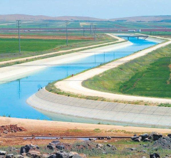 <p>Yumaklı, Mardin-Ceylanpınar Ana Kanalı'nın Şanlıurfa'nın Akçakale, Harran, Ceylanpınar ve Viranşehir ile Mardin'in Kızıltepe, Derik ve Nusaybin ilçelerinde toplam 249 bin 43 hektar alanı sulayabilme kapasitesinde olduğunu ve şimdilik 70 bin adet futbol sahası büyüklüğündeki 50 bin 261 hektarlık arazinin sulamaya açılacağını da kaydetti.</p>
<p> </p>