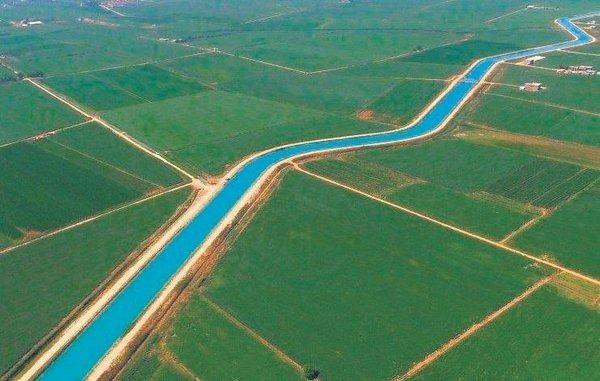 <p>Süveyş Kanalı ve Panama Kanalı'ndan daha uzun olan ve yaklaşık 2 milyar liralık yatırımla hayat geçirilen Mardin- Ceylanpınar Ana Kanalı hizmete girdi</p>