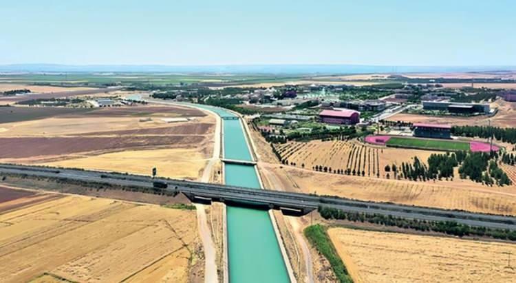 <p> 221 kilometre uzunluğundaki dev eser, bölgenin tarımsal üretimdeki gücüne güç katacak. Bölge halkı, tarım arazileri için büyük önem taşıyan projenin hayata geçirilmesinin sevincini yaşıyor.</p>
