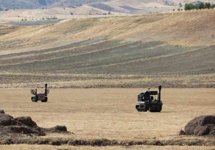 <p>Nacar, <strong>"Bu operasyon merkezi sayesinde birden fazla çoklu görevi aynı anda tek bir komuta merkeziyle yapabilme kabiliyetine otonom olarak erişmiş olacağız. Bundan sonra daha büyük sürüler, daha büyük ekosistemleri gerçekleştirmek üzere yolumuza devam edeceğiz."</strong> dedi.</p>
