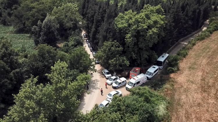 <p>Gönen Çayı'nın çevresini kontrol edip, bilinen kuyular ve mağaralarda da arama yapan ekipler, Berzeg'in evinin önünden 3'üncü kez başlattıkları aramalardan da sonuç alamadı.</p>
