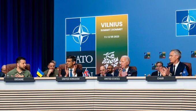 <p>Dün NATO'dan bir yetkili, NATO Genel Sekreteri Kabine Direktörü Stian Jenssen'in Norveç basınında yer alan "Ukrayna'nın topraklarının bir bölümünü Rusya'ya vermesi karşılığında NATO üyesi olabileceği" ifadelerini değerlendirdi.</p>
