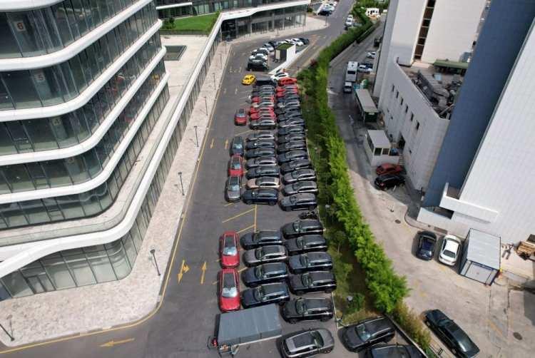 <p>Togg’un Zeytinburnu’ndaki araç test sürüşü ve teslimat mağazasında park halinde bulunan T10X araçlar dikkat çekti.</p>
