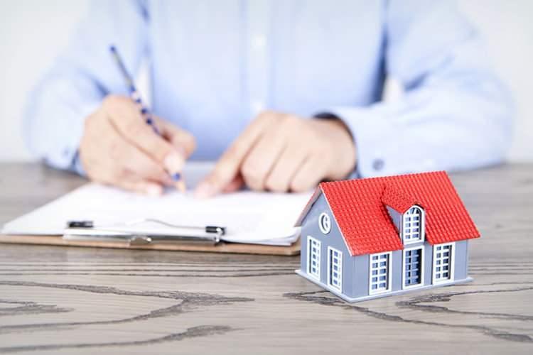 <p>2-İzmir Karşıyaka'daki evimde 22 yıldır, son artışla birlikte 3 bin lirayla oturan kiracımı tahliye etmek için dava açmak zorunda mıyım?</p>

<p>Borçlar Kanunu'na göre sözleşme uzama süresi en fazla 10 yıl olarak kabul ediliyor. Bu sürenin sonunda mal sahibinin haklı bir gerekçe sunmasına gerek olmadan kiracısını tahliye hakkı bulunuyor. Bu nedenle tahliye davası açmanız gerekmiyor. Bunun için 3 ay önceden ihtarname göndermesi gerekiyor.</p>
