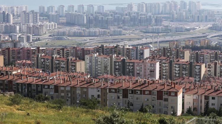 <p>5-Kiracı içindeyken satın alınan konutta tahliye süreci nasıl işliyor?</p>

<p>Evin başkasına satışı halinde kiracının konutu boşaltması için 6 aylık süresi bulunuyor. Yeni mal sahibi kiracıya 1 ay içinde ihtar göndererek tahliye talep edebilir. Satın alma tarihinden itibaren altıncı ayın sonuna kadar kiracı oturmaya devam edebilir. Bu sürenin sonunda evi boşaltmazsa arabulucuya gidilebilir.</p>
