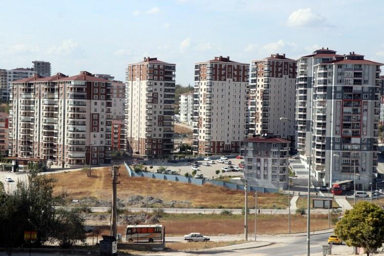 <p>7-Ev sahiplerinin depozito talebinde yasal bir sınır var mı?</p>
<p>Depozito bedeli 3 aylık kiradan fazla olamaz, bu tutar da kiracı tarafından bir banka hesabına yatırılarak ev sahibinin onayı olmadan çekilemez. Ayrıca şerh düşülerek paranın vadeli bir tasarruf hesabına yatırılması gerekiyor. Kiracının mülkü boşaltması durumunda depozito bedelini tam alması için hiçbir borcu kalmaması, evde olağan eskime dışında bir hasar olmaması gerekiyor.</p>