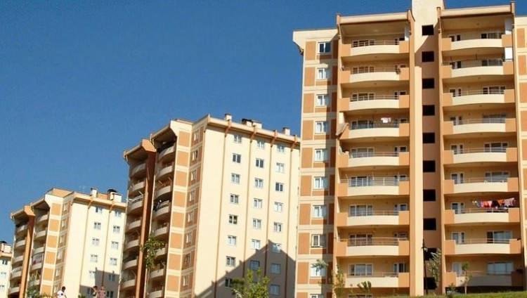 <p>9-Ev sahibi tarafından tehdit edilen, baskı gören kiracı da arabulucuya gidebilecek mi?</p>
<p>Kira tespit, tahliye, uyarlama, kontrat kaynaklı sorunlar, taşınmaz paylaşımı, kat mülkiyetinden kaynaklı uyuşmazlıklar, aidata ilişkin davalar zorunlu arabuluculuk sürecine tabi olacak. İhtilafların tamamı önce arabulucuya gitmek zorunda olup daha sonra dava açılabilecek. Arabuluculuk sürecini davayı açmak isteyen taraf başlatacak. Örneğin ev sahibi tahliye davası açmak istiyorsa önce arabuluculuk sürecini başlatacak.</p>