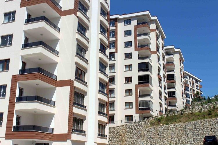 <p>10-Arabulucuk hizmetinden ücret alınacak mı?</p>

<p>Başvuruda ve iki saate kadar olan görüşmelerde ücret alınmayacak. Bu sürenin üzerindeki görüşmelerde asgari ücret tarifesine göre hesaplanacak tutar taraflardan eşit olarak alınacak. Başvurular dava açılacak yetkili mahkemenin bulunduğu adliyedeki arabuluculuk bürosuna ya da yetkilendirilen sulh hukuk mahkemelerine yapılacak.</p>
