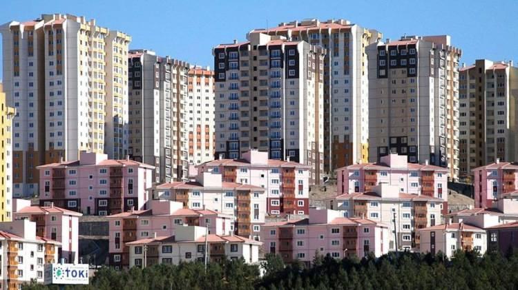 <p>11-Kira sözleşmesi imzalarken nelere dikkat edilmeli? Kiracı hangi durumda kira kontratını fesh edebilir?</p>
<p>Mutlaka yazılı kira kontratı yapılmalı, sözlü sözleşmeye itibar edilmemeli. Kira sözleşmesiyle beraber imza atılan tarihte meskenin DASK poliçesi mutlaka alınmalı. Taşınmaza ilişkin elektrik, su, doğalgaz gibi tüm genel abonelik hizmetleri kiracı üzerinden yapılmalı. Kiracı asla boş tahliye taahhüdü düzenlememeli.</p>