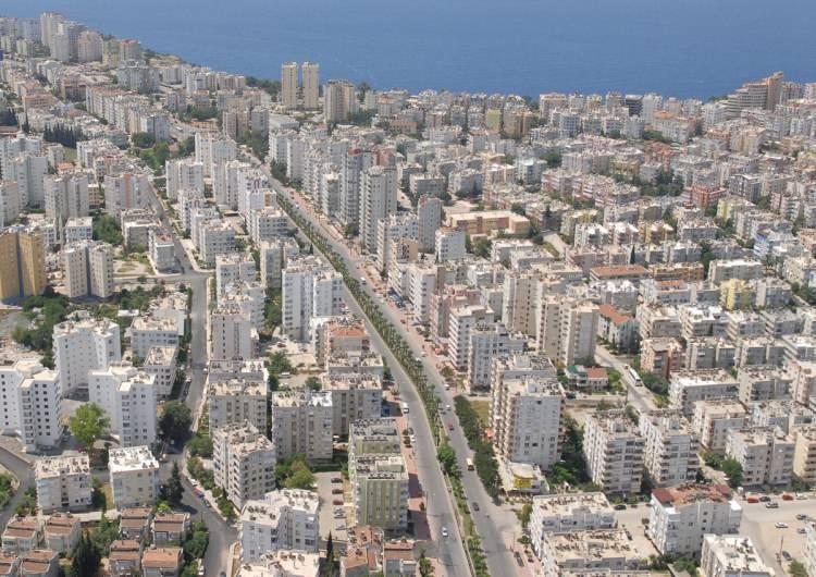 <p>Emlak işletmeleriyle yapılan sözleşmelerde "kiralamaya aracılık sözleşmesi" yapmayı ihmal etmeyin. Borçlar Kanunu 347. Maddesine göre kiracı, sözleşmenin bitimine en az 15 gün kala noter kanalıyla yazılı bildirimde bulunarak kira sözleşmesini feshedebilir. Eğer kiracı evden çıkacağına dair ev sahibine herhangi bir bildirimde bulunmadıysa kira kontratı 1 yıl süreyle tekrarlanmış, yenilenmiş kabul edilir.</p>