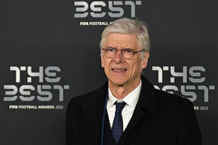 <p><strong>9) Arsene Wenger (21 Kupa):</strong><br />
<br />
Nancy, Monaco, Nagoya Grampus Eight ve Arsenal'i çalıştıran Wenger, Monaco ile Fransa Ligi'nde ilk şampiyonluğunu yaşadı. Ardından 1990-1991 sezonunda Fransa Kupası'nı kazandı. Japonya'da geçirdiği tek sezonda Japon Süper Kupası'nı ve Japon Kupası'nı kazandı. Ardından efsaneleşeceği Arsenal'a geldi. Arsenal'da 22 sezon boyunca 3 İngiltere Premier Lig şampiyonluğu olmak üzere toplam 17 kupa kazandı.</p>