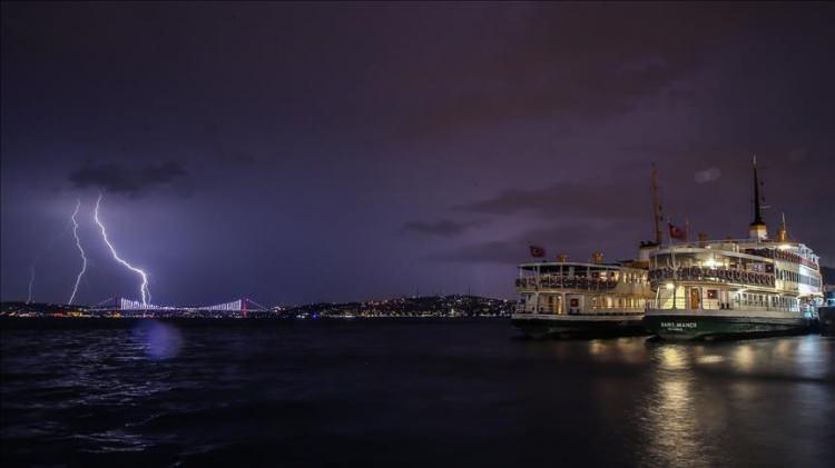 <p>Yıldırımdan korunma yollarının da dile getirildiği açıklamada, şu uyarılara yer verildi:</p>