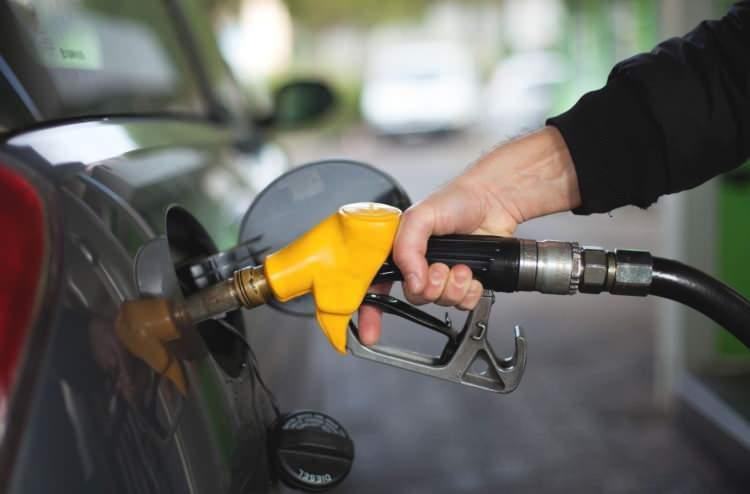 <p>16 Temmuz'da kurşunsuz benzinin litre fiyatı üzerinden alınan ÖTV tutarı 2,52 liradan 7,52 liraya, motorinin litre fiyatı üzerinden alınan vergi tutarı ise 2,05 liradan 7,05 liraya yükseltilmişti.</p>
