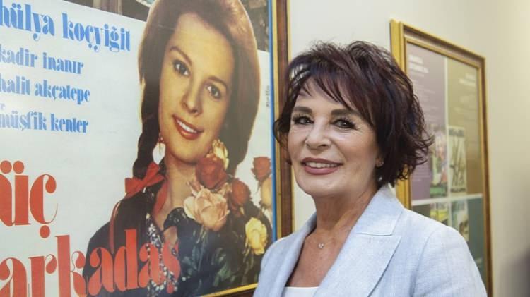 <p><span style="color:#000000"><strong>Gerek uluslar arası ödüller kazanan oyuncularımız, gerek edebiyatta, gerek sanat dünyasında, gerek medya alanında büyük başarılar yakalamış birçok kadınımız var. Ne mutlu. Ama tabii ki bu da yetmez. Ülkede yaşayan bütün kadınların hepsinin eşit olanaklara sahip olması en büyük temennim."</strong></span></p>
