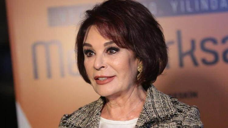 <p><span style="color:#000000"><strong>Hem T&uuml;rkiye hem de d&uuml;nyada &ouml;rnek teşkil eden bir&ccedil;ok yenilik&ccedil;i projeyle kadınların elinden tutan Cumhurbaşkanı Recep Tayyip Erdoğan'ın eşi Emine Erdoğan hakkında da konuşan H&uuml;lya Ko&ccedil;yiğit, "Sayın Emine Erdoğan da birbirinden kıymetli projeler y&uuml;r&uuml;t&uuml;yor... Siz de bunların en yakın takip&ccedil;isisiniz. Neler s&ouml;ylemek istersiniz?" sorusuna verdiği yanıtla Emine Erdoğan'a &ouml;vg&uuml;ler yağdırdı.</strong></span></p>
