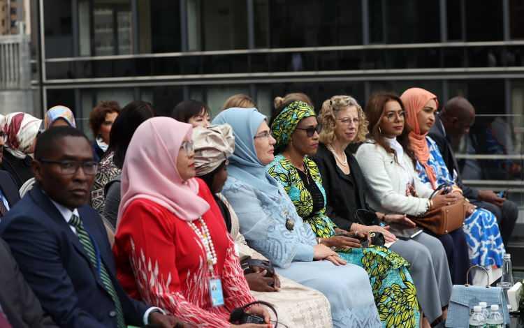 <p><span style="color:#000000"><strong>Unutmamalıyız ki; kadınlar birbirlerinden ilham alarak g&uuml;&ccedil;lenebilirler. Kadınlar devrimci ruhlardır. Hayatı m&uuml;mk&uuml;n, anlamlı ve s&uuml;rekli kılanlardır. Yıkmak yerine yapmayı, kırmak yerine onarmayı se&ccedil;ebildiğin an &ouml;zg&uuml;rs&uuml;n. Emine Erdoğan'ın &ouml;zellikle kaynaklarımıza dikkat &ccedil;ekiyor her defasında. Emine Hanım'ın sadece kadınlara değil t&uuml;m insanlığa rol model olduğunu d&uuml;ş&uuml;n&uuml;yorum."</strong></span></p>
