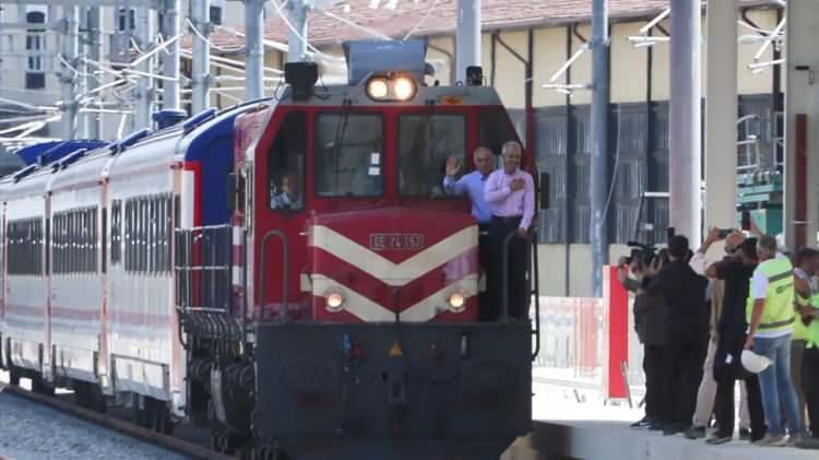 <p>Ulaştırma ve Altyapı Bakanı Abdulkadir Uraloğlu, İstanbul'da Sirkeci-Kazlıçeşme Raylı Sistem projesinin test sürüşüne katıldı.</p>
