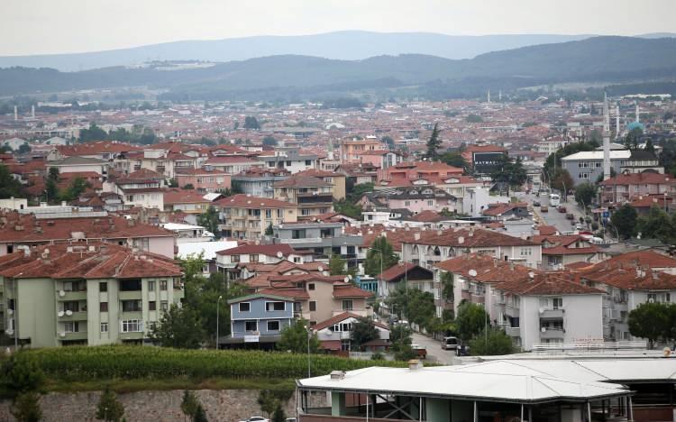 <p>Avrupa pazarlarıyla iş yapmak için uygun bir konuma sahip olan ve depolama, kara, demir, deniz ve hava yolu erişimi konusunda önemli lojistik avantajlar barındıran Kocaeli, Türkiye'nin 2022'deki rekor ihracatına en güçlü katkı veren kentlerden biri oldu.</p>
<p>İhracat liginde İstanbul'dan sonra ikinci sırada yer alan Kocaeli'deki fabrikalarda üretilen mallar, dünyanın dört bir yanından talep gördü.</p>