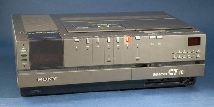 <p><strong>2) 1975 — Sony Betamax</strong></p>

<p> </p>

<p>Sony bir hata yaptı: Rakipleri VHS makinelerini piyasaya sürmeye başlarken o 1975 yılında Betamax'ı satmaya başladı. Sony Betamax'ı tescilli tuttu, bu da VHS ürünleri pazarının Betamax'ı hızla geride bıraktığı anlamına geliyordu. Betamax teknik olarak daha üstün olmasına rağmen tutulmadı.</p>

<p> </p>
