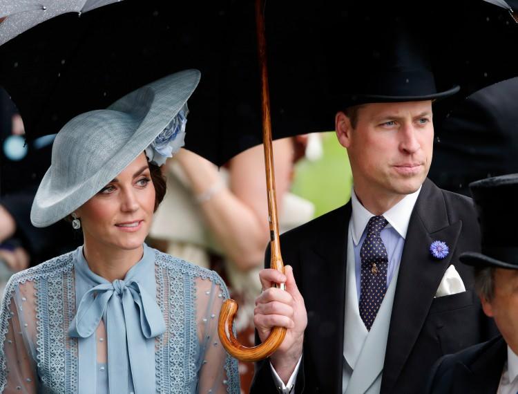 <p><span style="color:#000000"><strong>Prens ve Prensesin yaşamını sürdürdüğü Kensington Sarayı çalışanlarını kaynak olarak gösteren Quinn, "Konuştuğum insanlara göre Kate ile William'ın evliliği o kadar da sakin değil. Dışarıdan göründüğü gibi mükemmel bir durum yok ortada" ifadelerini kullandı.</strong></span></p>