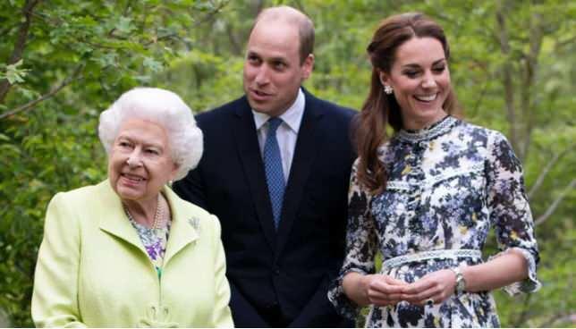 <p><span style="color:#000000"><strong>Prens William'ın babası Kral III. Charles'ın umursamaz tavırlarının aksine büyükannesini örnek aldığını dile getiren Quinn, "William büyükannnesi Kraliçe 2. Elizabeth'in tavırlarını ve davranış biçimlerini benimsemiş durumda. Kate de şikayet etmeme konusunda gayet iyi." şeklinde konuştu.</strong></span></p>