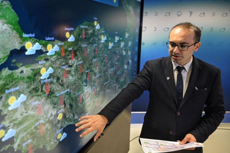 <p>Cengiz Çelik, vatandaşlara saat 11.00-16.00 aralığında dışarı çıkmamaları konusunda uyarıda bulundu, dışarıya çıkanlara şapka ve şemsiye kullanmalarını tavsiye etti.</p>

<p> </p>
