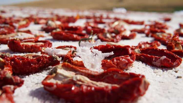 <p>Elazığ’da 20 bin dekar alanda yetiştirilen yaklaşık 100 bin tonluk kurutmalık domates dünya sofralarını süslerken, Kurutmalık ve Salçalık Domates Hasadı etkinliği düzenlendi.</p>
