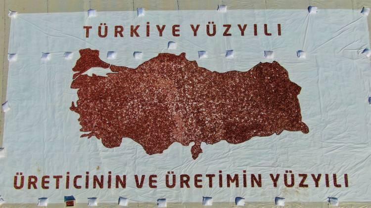 <p>Bu yıl üretim biraz daha artmış olacak çünkü bu bölgedeki domates ekim alanını 3 bin dekar daha arttırdık. Bu alanda çalışan işçi sayısı, bin ile bin 500 arasında değişiyor. 6 aylık bir zaman dilimi içerisinde bin 500 tane işsiz kardeşimizi istihdam etmek suretiyle tarımsal üretimde istihdamın önemli bir yükünü alan bir sektör haline geldi. Bugün bir farklılık olarak cumhurbaşkanımız 'Türkiye Yüzyılı’ ve Tarım ve Orman Bakanımızın da Üreticinin ve Üretimin Yüzyılı’ olacaktır, dedi. </p>