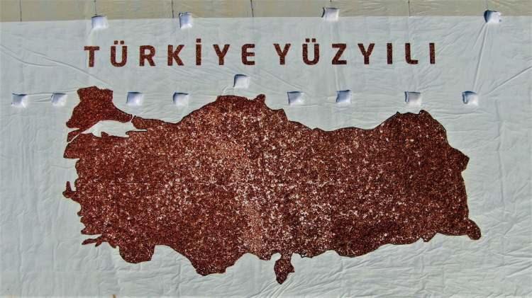<p>Biz de iki sözü, iki mottoyu Türkiye Cumhuriyeti haritası ile beraber kurutulmuş domatesle şekillendirdik. Yaklaşık 12 metreye 24 metrekarelik bir alanda Türkiye haritası kurduk.” şeklinde konuştu.</p>