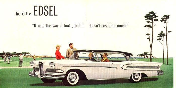 <p><strong>1) 1957 - Ford Edsel</strong></p>

<p> </p>

<p>Bill Gates en sevdiği örnek olay olarak Edsel fiyaskosunu gösteriyor. "Edsel" ismi bile "pazarlama başarısızlığı" ile eş anlamlı. Ford, 1957'de tanıttığı otomobile yüz milyonlarca dolar yatırım yaptı. 1960'ta piyasadan çekildi.</p>
